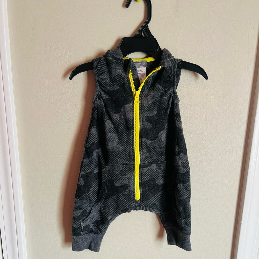 Gray Camo Sleeveless Hoodie with Yellow Zipper Size 3 Months